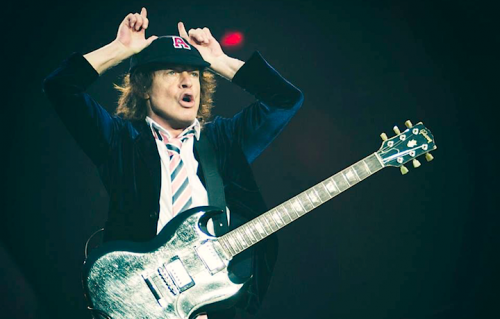Angus Young degli AC/DC durante il tour Rock or Burst, foto via Facebook