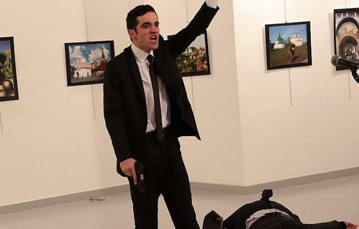 L’ambasciatore russo ad Ankara è stato ucciso in un attentato – Aggiornamenti