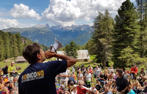 Alessandro Di Battista durante il tour "Costituzione Coast to Coast", il giro d'Italia per promuovere le ragioni del No al referendum costituzionale. Foto Stefano Torre.