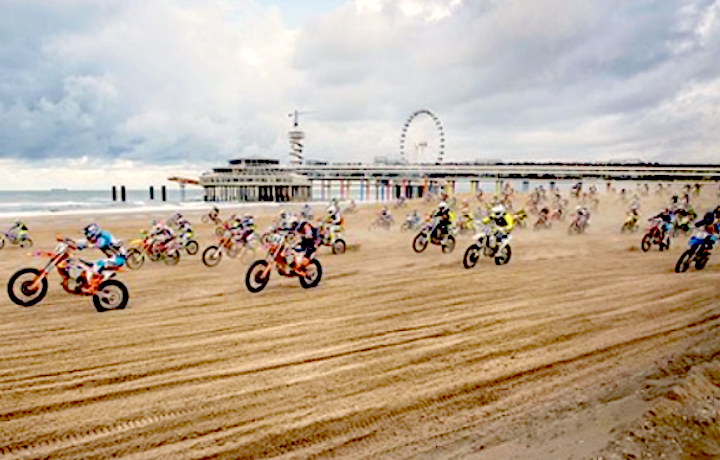 Jeffrey Herlings e la sua moto da cross danno spettacolo sulle spiagge olandesi