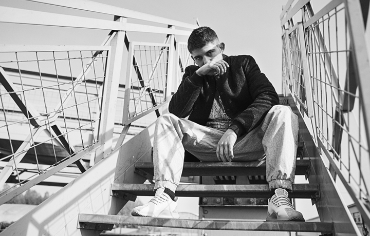 Rkomi è Mirko Martorana, 22 anni, di Milano. In questa pagina: giacca e maglia stampata IUTER; pantaloni adidas Originals; sneakers TUBULAR SHADOW  adidas Originals - Foto Fabio Leidi