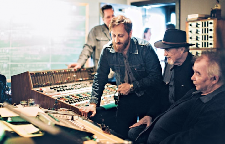 Dan Auerbach, Duane Eddy e John Prine negli studi di Auerbach "Easy Eye Sound", Nashville. Foto di Alysse Gafkjen