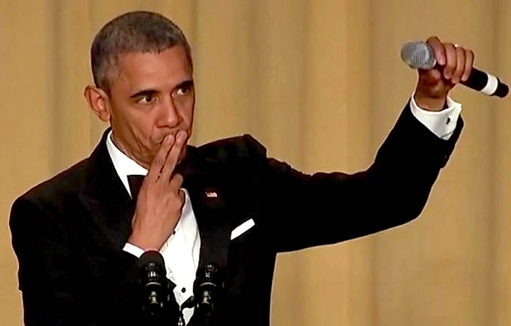 Obama e il suo celebre "mic drop" del 30 aprile scorso dopo la sua ultima cena con i giornalisti corrispondenti dalla Casa Bianca