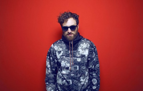 Dargen D'Amico è tornato con un nuovo singolo piano e voce.