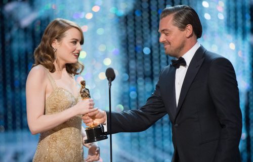 Emma Stone riceve l'Oscar come miglior attrice da Leonardo DiCaprio, foto di Aaron Poole / ©A.M.P.A.S.