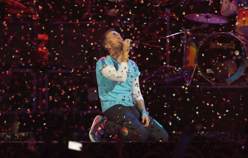 Chris Martin sul palco dei Brit Awards durante la performance con i Chainsmokers