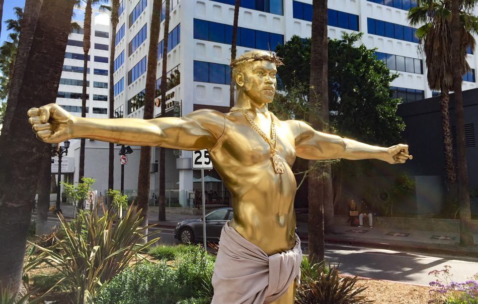 Un Oscar gigante a forma di Kanye West è apparso a Los Angeles