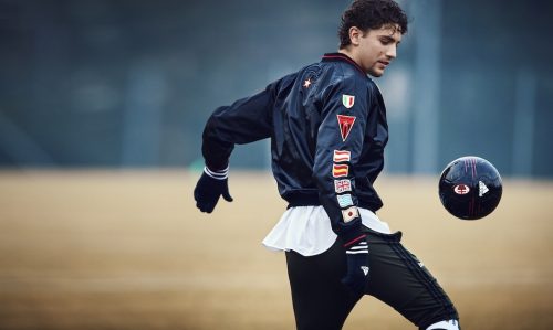 Bomber e camicia: DIESEL; pantaloni, guanti e pallone: collezione adidas AC Milan – stagione 2016-2017