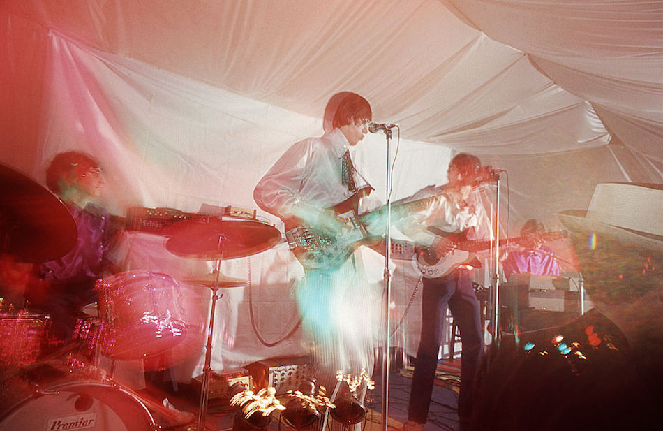 Nick Mason, Roger Waters, Syd Barrett e Rick Wright dei Pink Floyd durante un concerto a Londra il 16 dicembre 1966. Foto di Adam Ritchie/Redferns