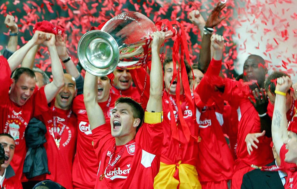 Il capitano del Liverpool Steven Gerrard con la Champions League dopo l'incredibile finale vinta contro il Milan nel 2005. Foto di liewig christian/Corbis via Getty Images