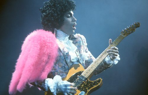 Prince sul palco del Fabulous Forum a Inglewood il 19 febbraio 1985, foto di Michael Montfort/Michael Ochs Archives/Getty Images