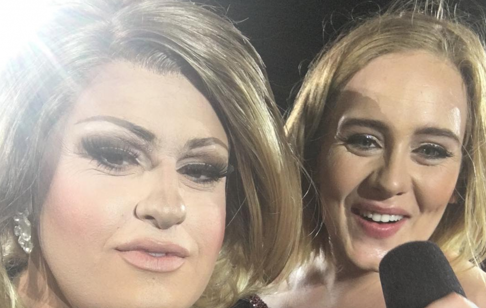 Adele ha invitato sul palco una drag queen vestita da Adele. Guarda