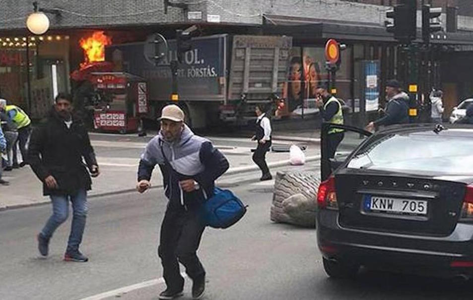 Stoccolma, camion si getta sulla folla: almeno tre morti