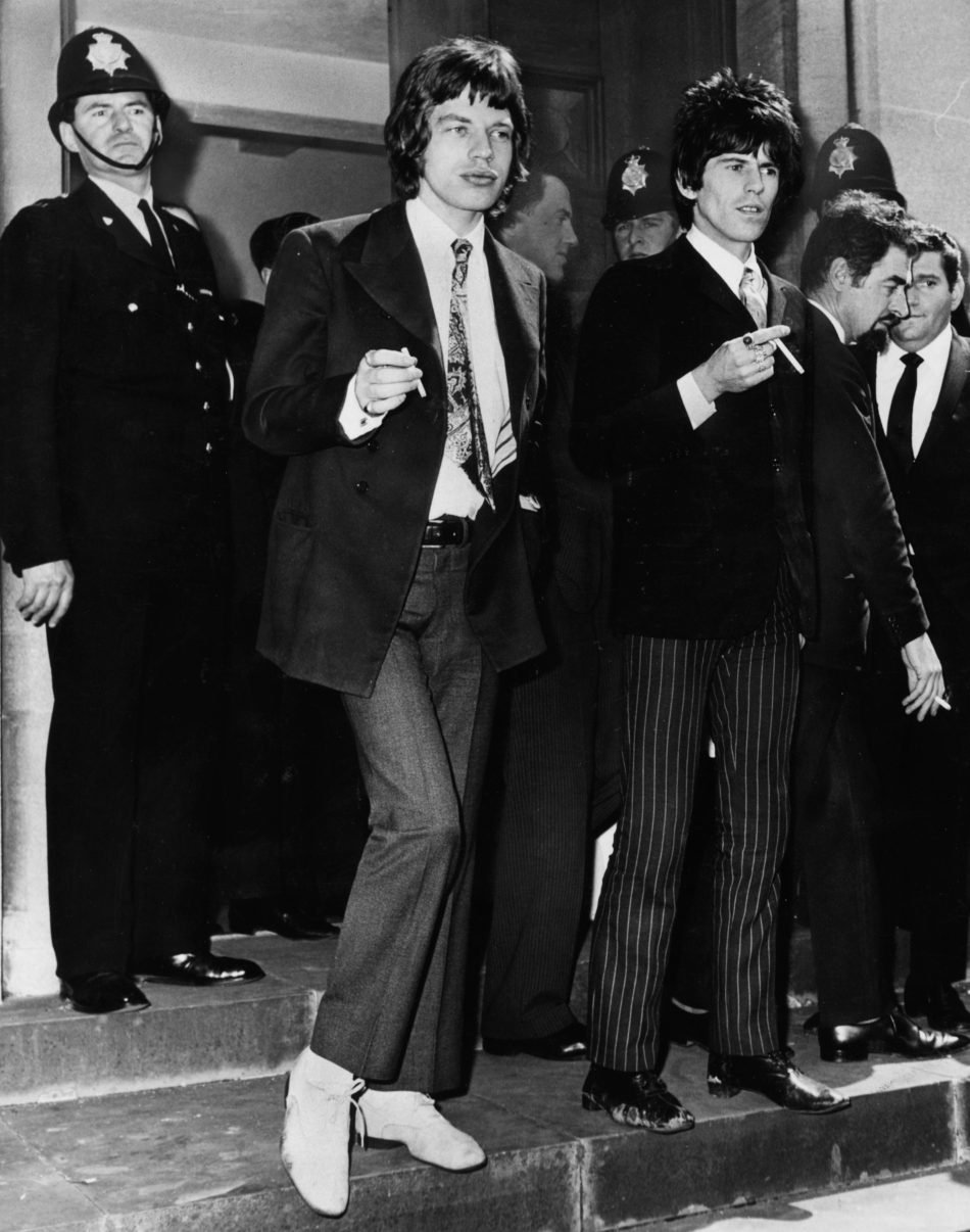 Mick Jagger e Keith Richards mentre fumano fuori dal tribunale di Chichester, dove sono apparsi per accuse di possesso di droga il 10 maggio 1967. Foto:Ted West/Central Press/Getty Images