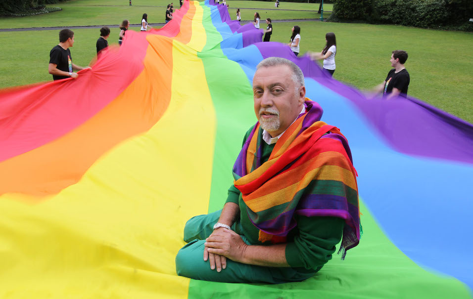 Addio a Gilbert Baker, l’artista inventore della bandiera arcobaleno