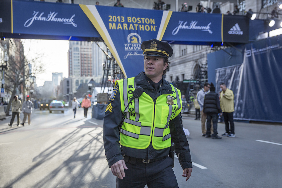 Mark Wahlberg nei panni dell'agente di polizia Tommy Saunders in una scena di "Boston – Caccia all'uomo"