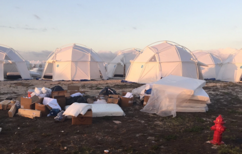 Le tende di "lusso" alle Bahamas. Foto via Twitter