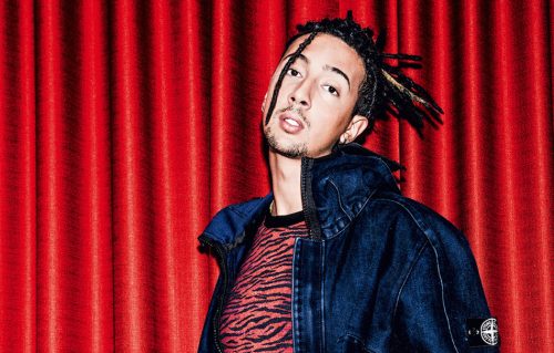 Ghali è nato a Milano nel 1993. È al disco d'esodio. (Tuta in denim STONE ISLAND; t-shirt KENZO per H&M. Foto Paolo Leone, Style Pina Gandolfi)