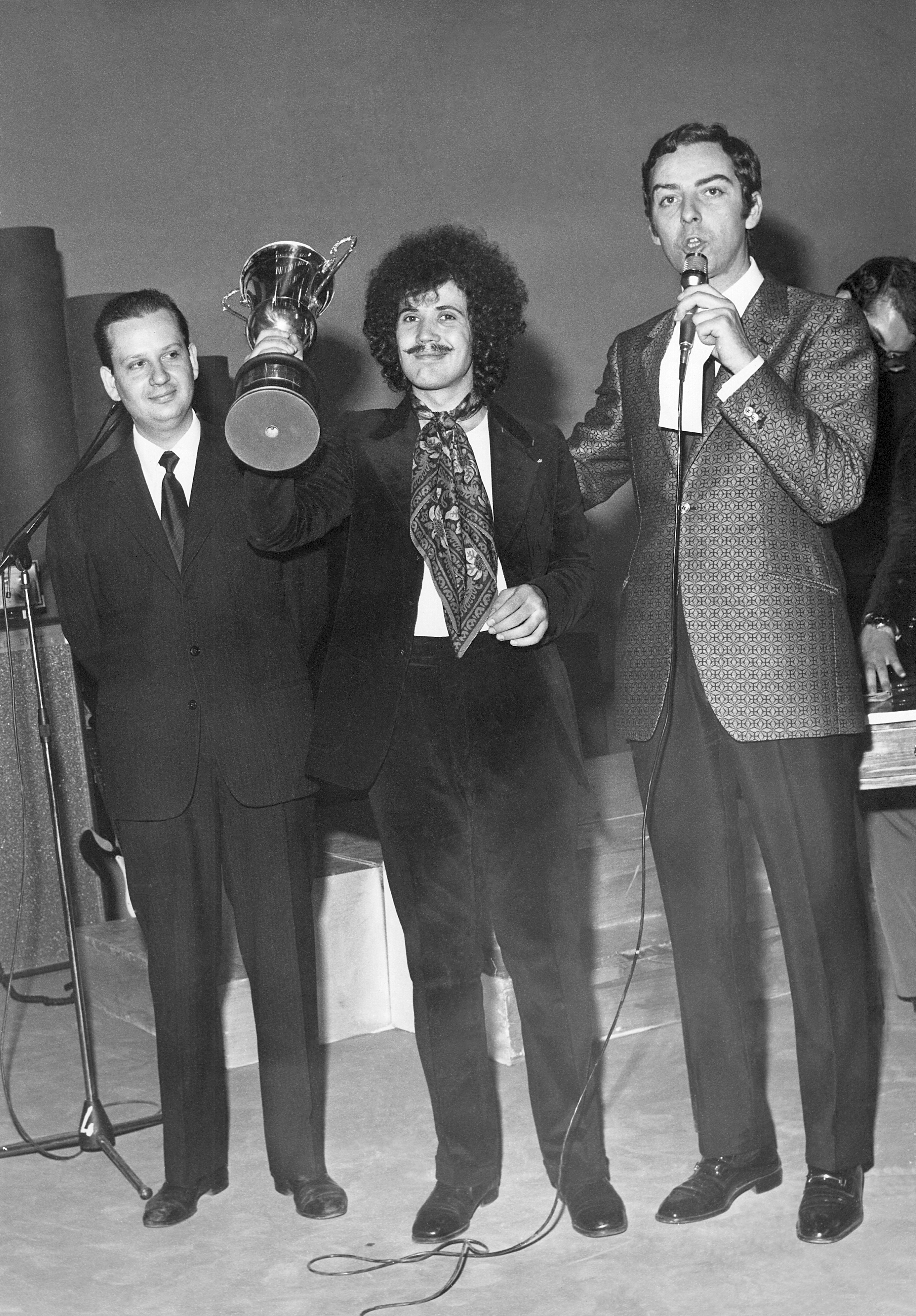 Daniele Piombi assieme a Lucio Battisti nel 1970. Foto Mondadori Portfolio via Getty Images