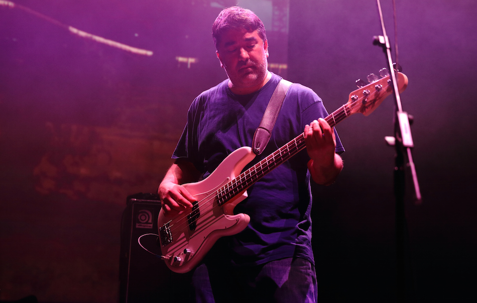 Kevin Garcia durante un concerto con i Grandaddy a Londra. Foto di Burak Cingi/Getty Images