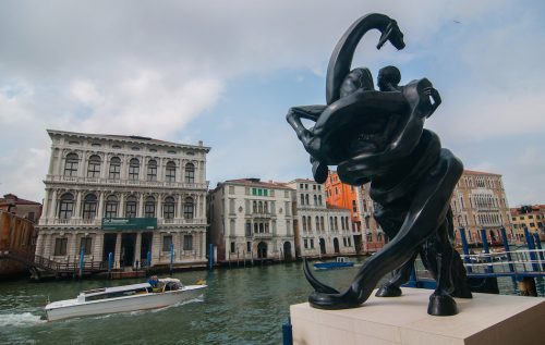 La scultura di Damien Hirst davanti a Palazzo Grassi. Foto di Awakening/Getty Images