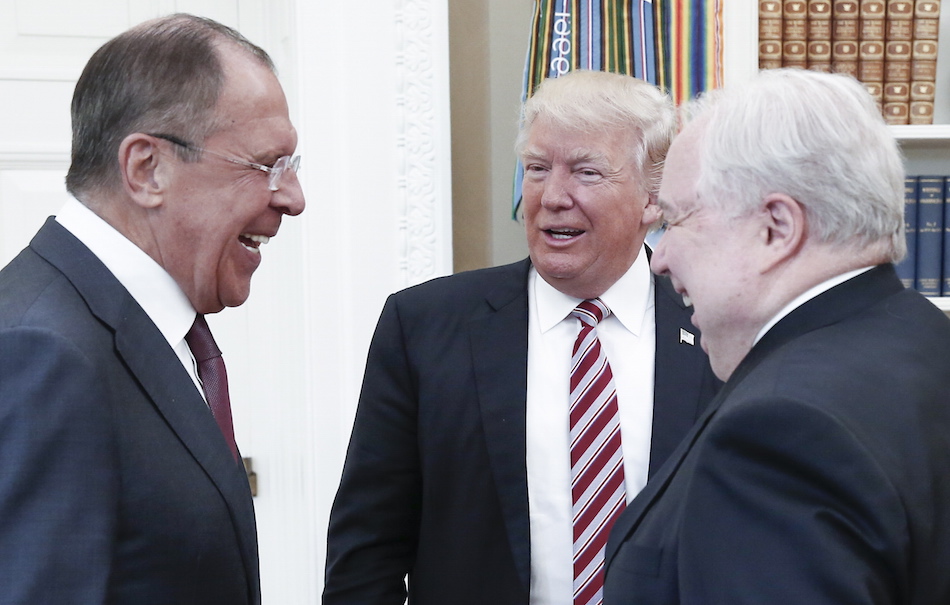 Il colloquio avvenuto il 10 maggio alla Casa Bianca tra Donald Trump, il ministro degli Esteri russo Sergei Lavrov (sinistra) e l'ambasciatore russo negli Stati Uniti Sergei Kislyak (destra). Foto di Alexander ShcherbakTASS via Getty Images