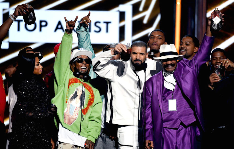 Il brindisi di Drake sul palco dei Billboard Music Awards 2017. Foto di Ethan Miller/Getty Images