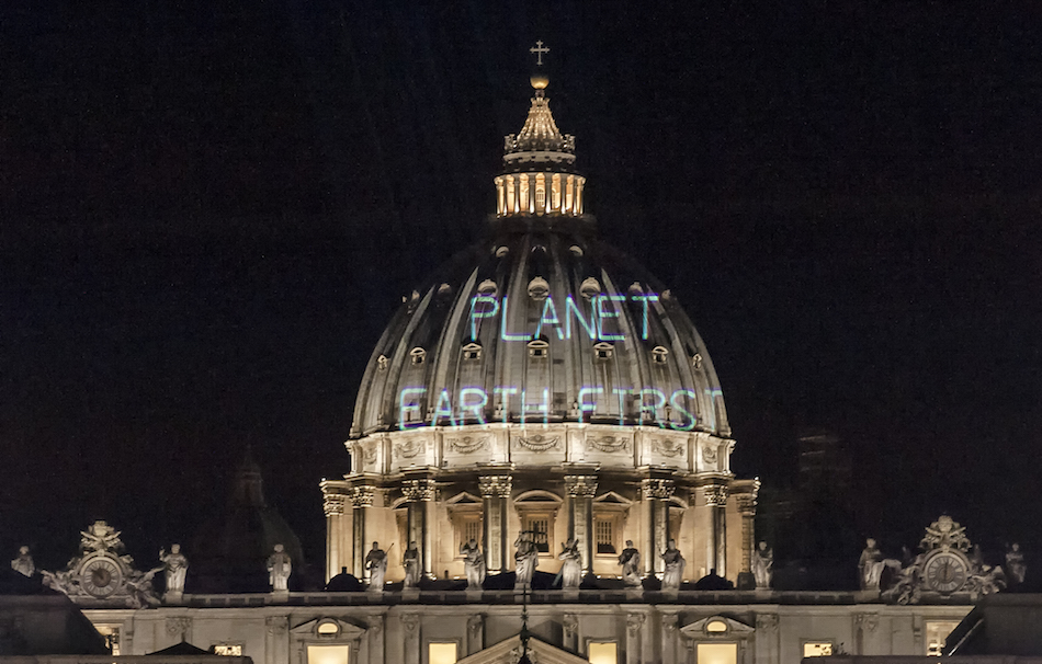 Greenpeace accoglie Trump con un messaggio su San Pietro