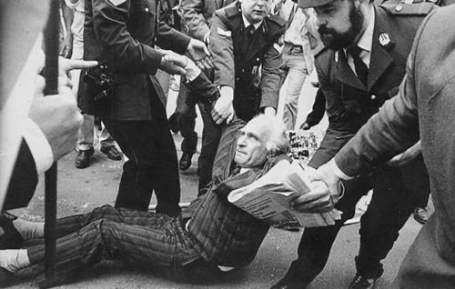 Dall'archivio del Partito Radicale, un'immagine di Pannella del 1985, durante una manifestazione a Bruxelles per gli Stati Uniti d'Europa