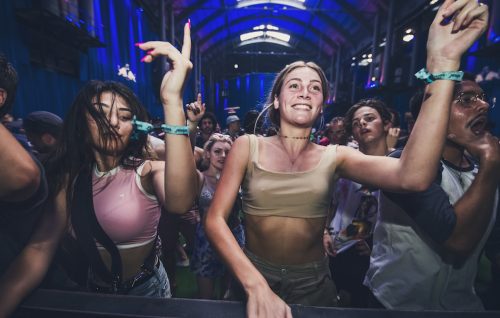 Alcune spettatrici al Sónar Dome organizzato dalla RBMA