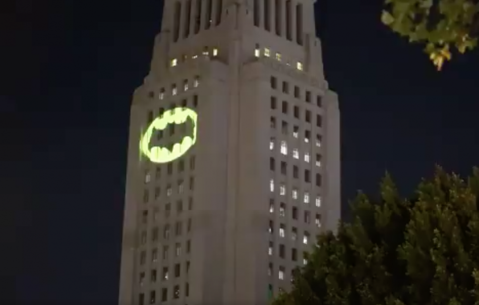 Hanno proiettato il Bat-segnale a Los Angeles in memoria di Adam West