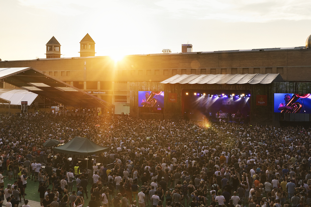 Il live dei Fat Freddy's Drop al tramonto