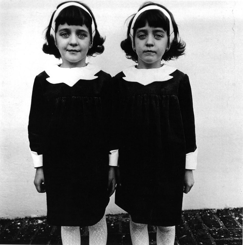 'Identical Twins', scattata nel 1967 in New Jersey da Diane Arbus