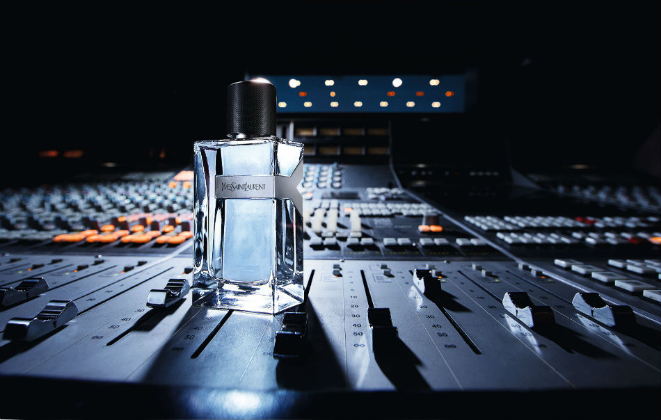 Y di Yves Saint Laurent Beauté è un fougére chiaro scuro che rispecchia tutte le sfaccettature di un uomo. Chiaro e brillante in testa, un tocco fresh di bergamotto e zenzero, ha un cuore sensuale e forte di assoluta di geranio e un fondo morbido di note balsamiche, incenso e ambra grigia (da € 74,90)