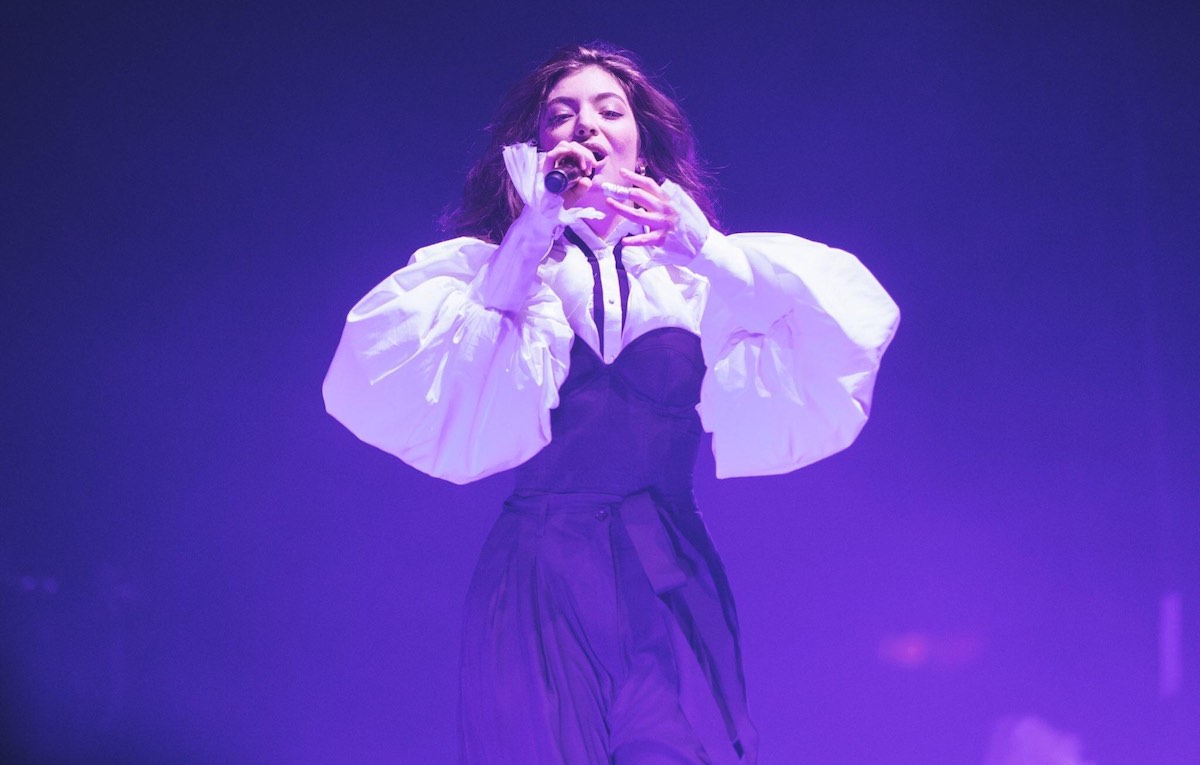 Lorde in un'esibizione live. Foto via Twitter