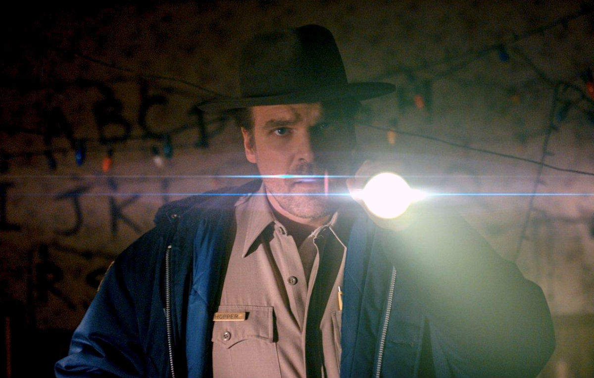 ‘Stranger Things 2’, David Harbour: «Mi tocca fare lo zio brontolone dei ragazzi»