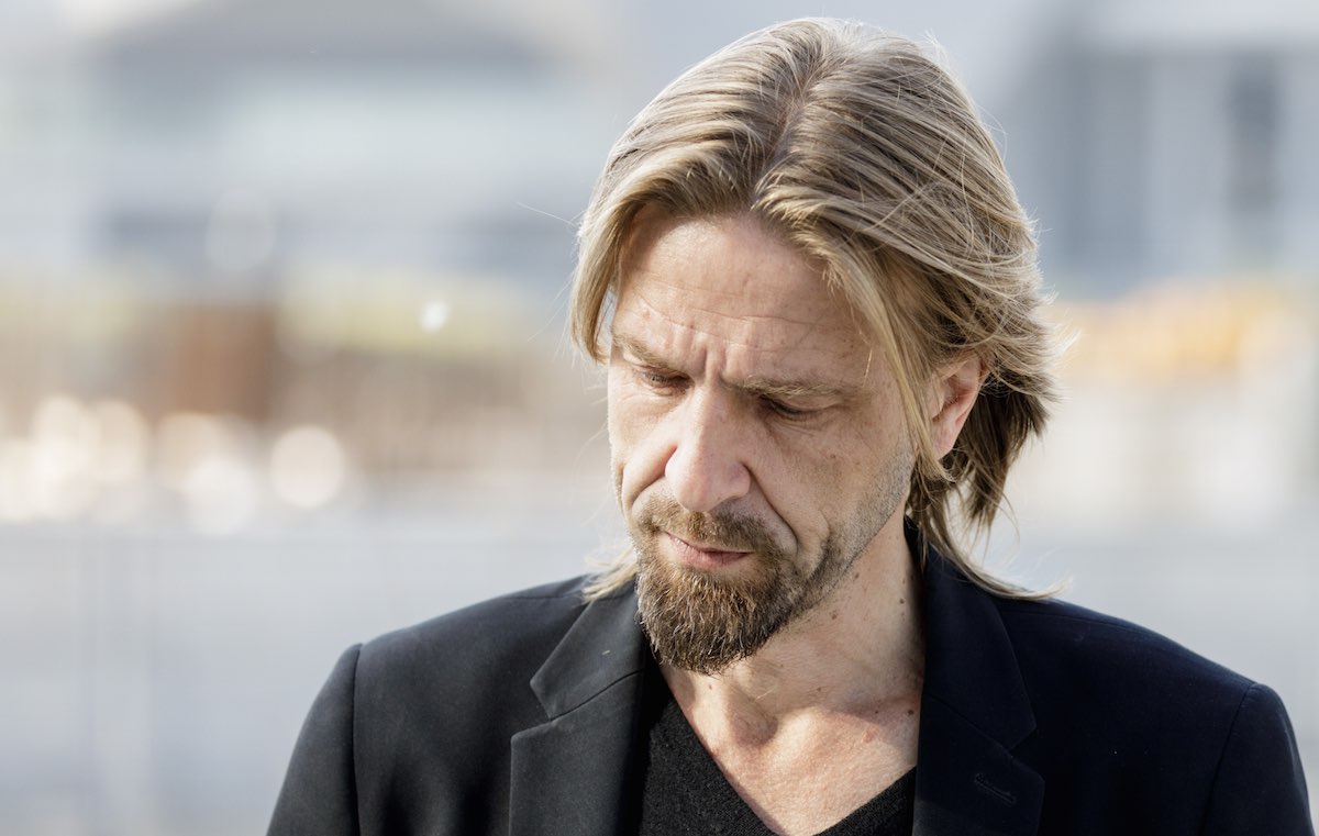 Giulio Casale nel 1991 ha fondato gli Estra. Il suo ultimo disco è "Dalla Parte Del Torto" del 2012