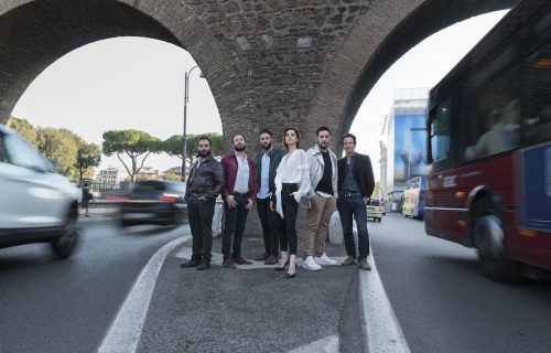 Il cast di 'Addio Fottuti Musi Verdi': da sinistra Fabio Balsamo, Simone Ruzzo, Francesco Ebbasta, Beatrice Arnera, Ciro Priello, Roberto Zibetti. Foto di Ugo Salerno.