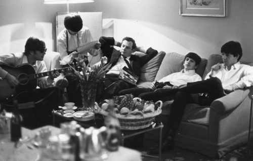 I Beatles a Parigi con Brian Epstein. Foto: Harry Benson/Getty Images