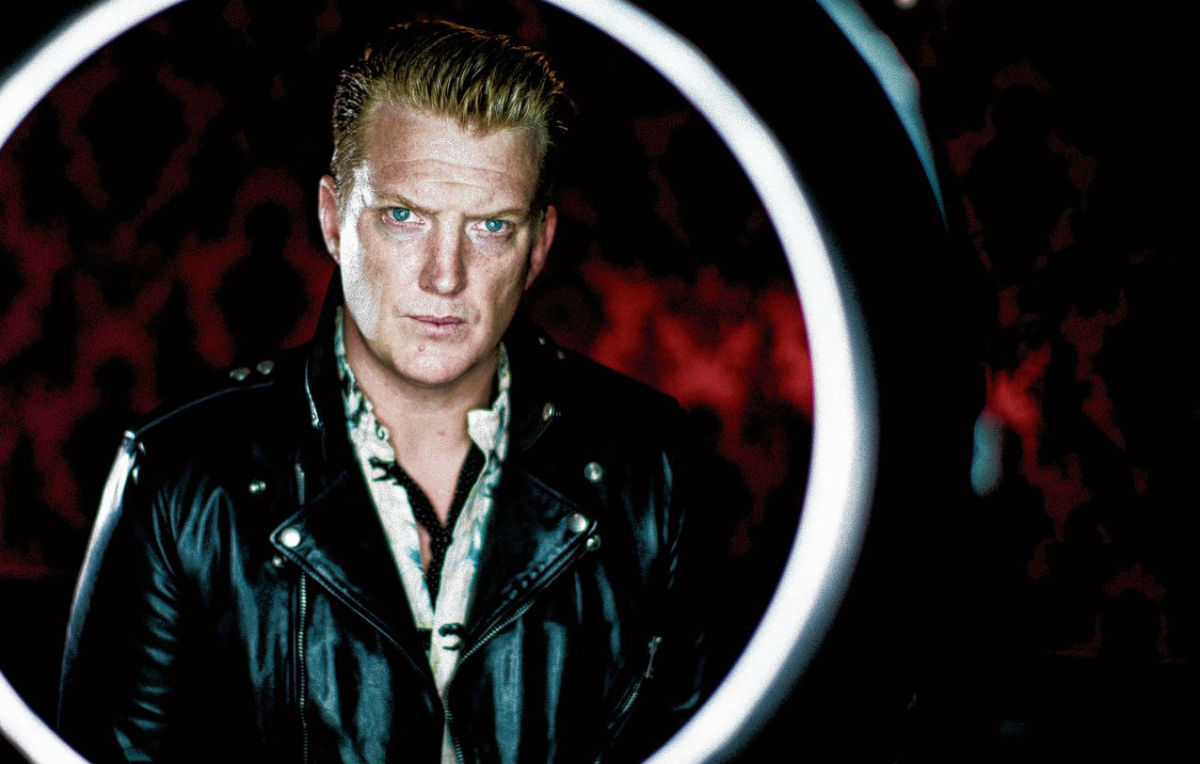 Josh Homme prende a calci una fotografa, poi si scusa