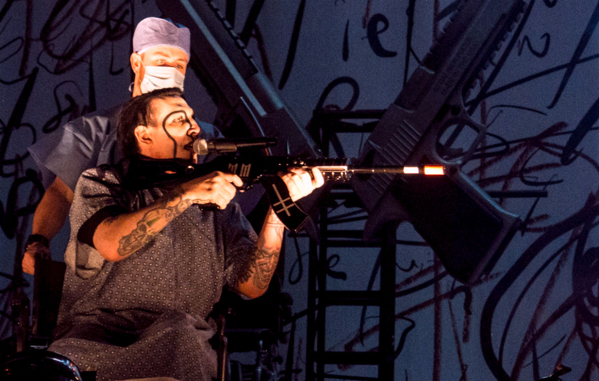 Marilyn Manson ha puntato un fucile giocattolo sul suo pubblico
