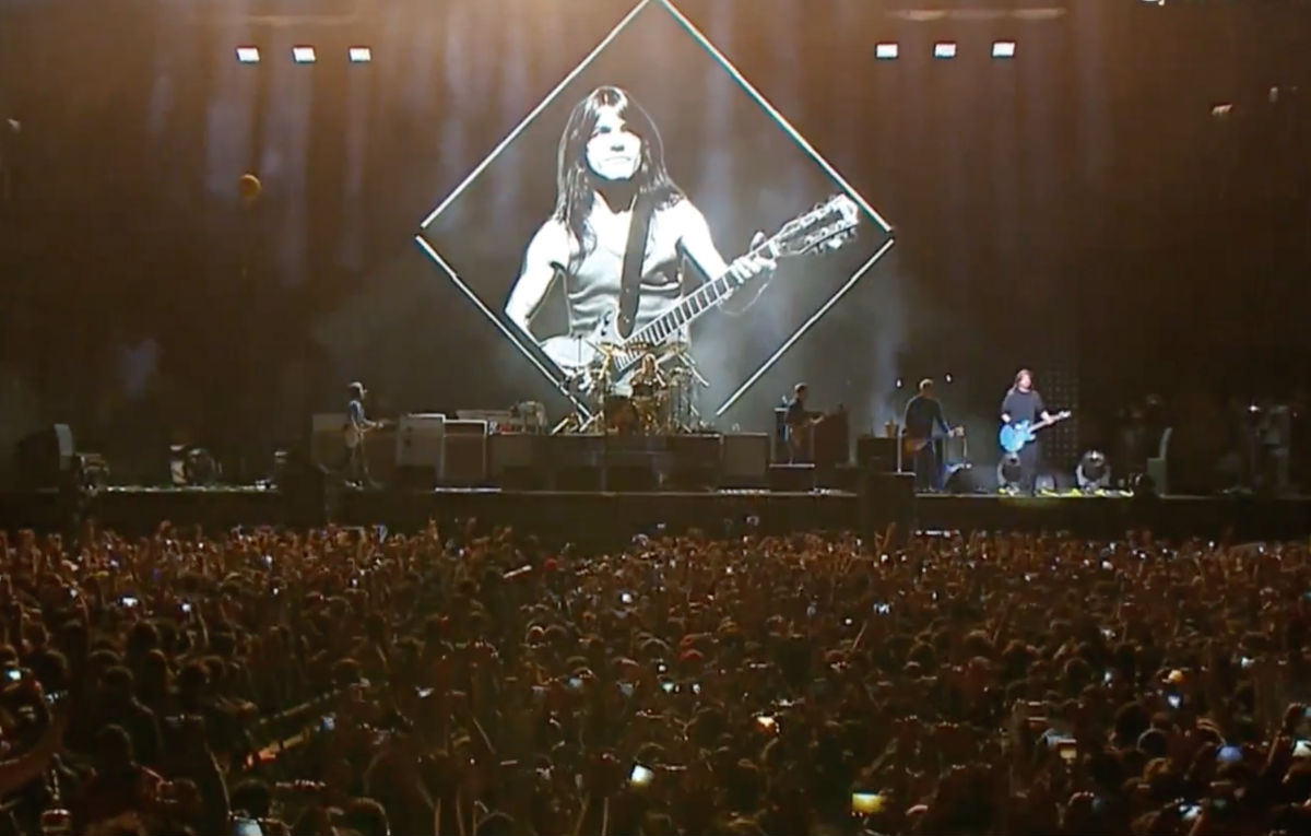 Guns N’ Roses e Foo Fighters hanno reso omaggio live a Malcolm Young