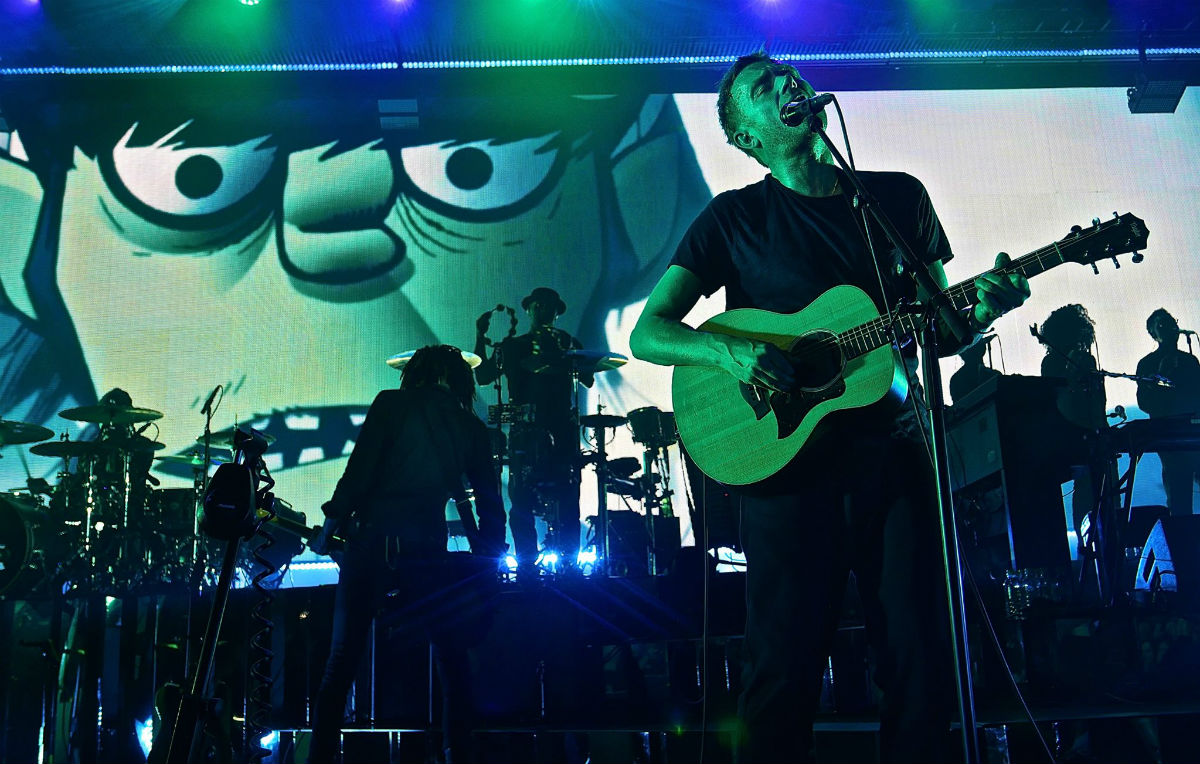 Guarda Noel Gallagher, Graham Coxon e Jehnny Beth sul palco con i Gorillaz