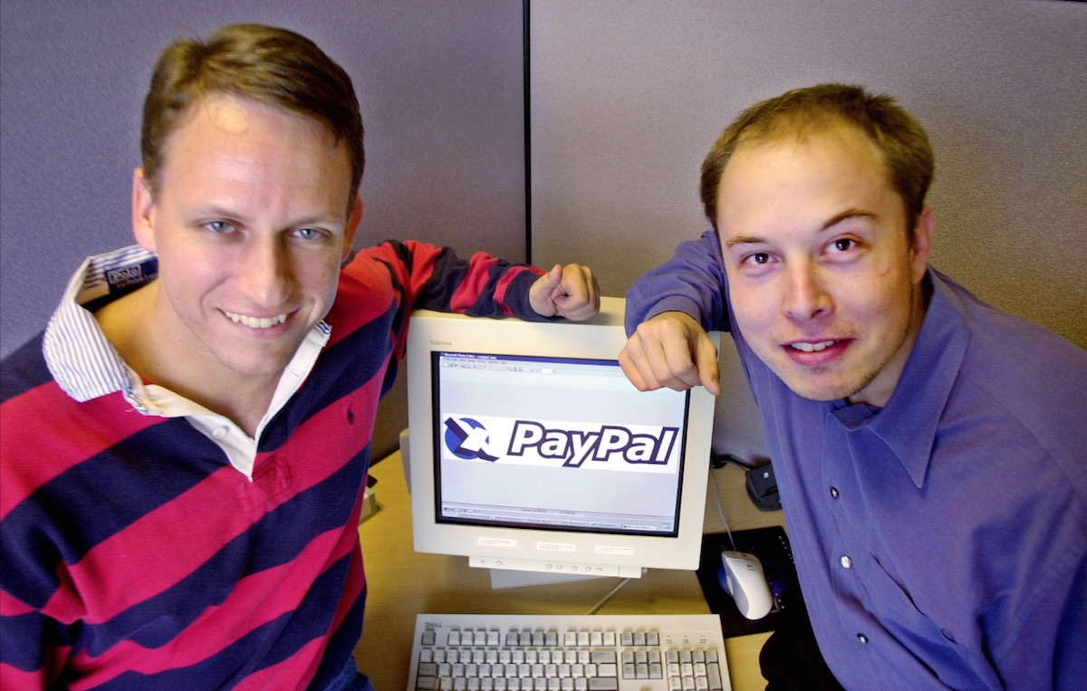 A destra, Musk insieme al cofondatore di PayPal, Peter Thiel