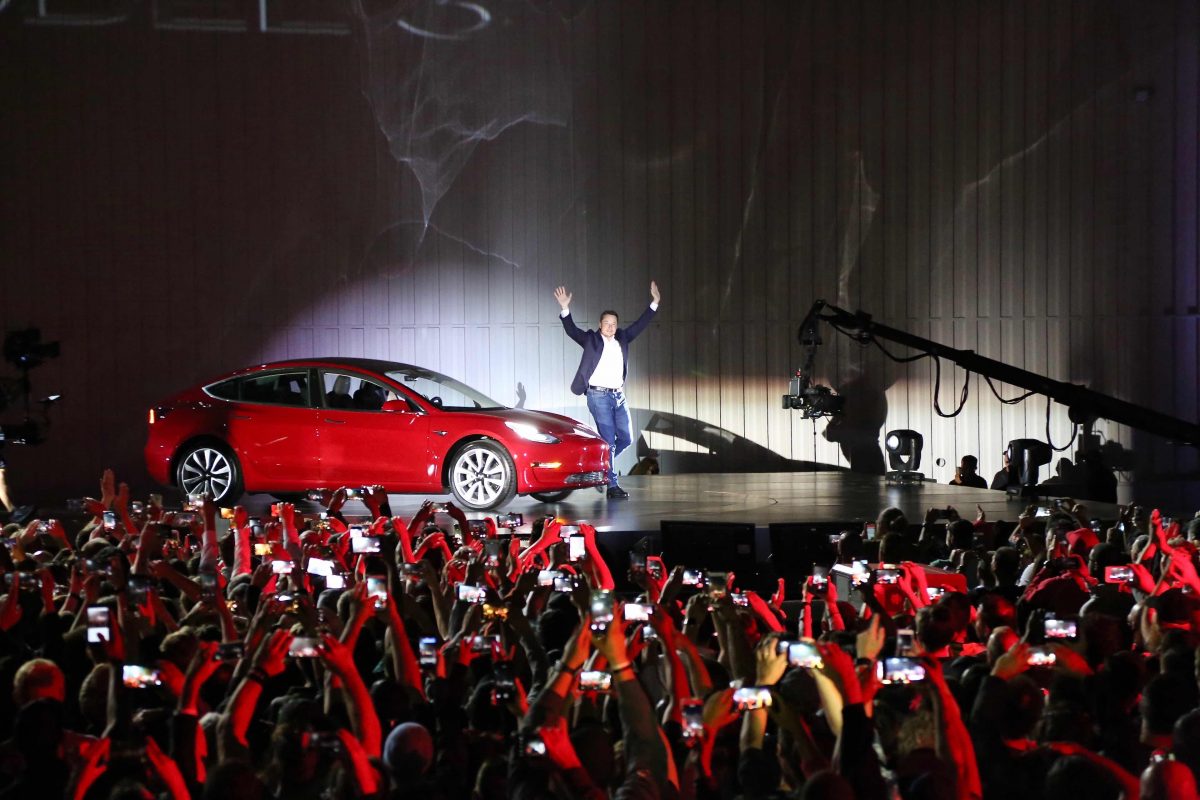 Musk alla presentazione della Tesla Model 3