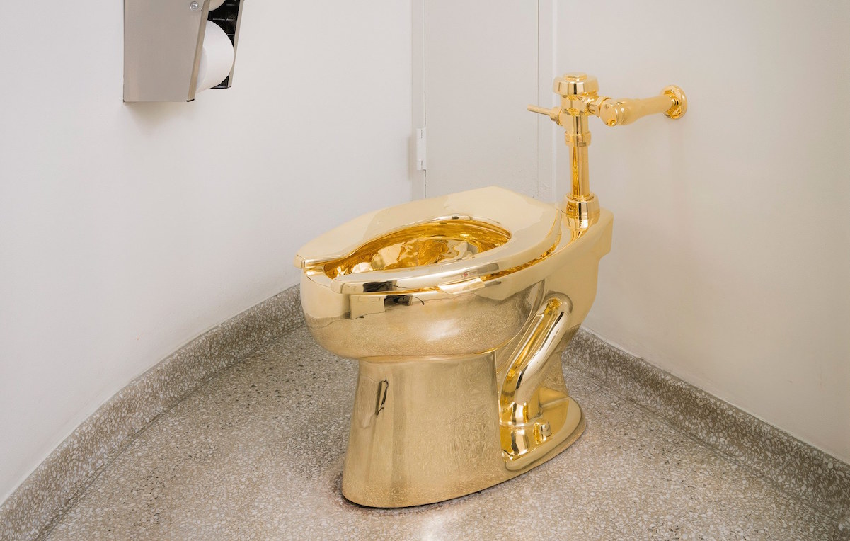 Qualcuno ha rubato il water d’oro di Cattelan. Noi speriamo sia stato lui