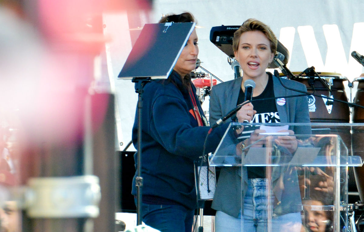 Scarlett Johansson contro James Franco: «Voglio indietro la mia spilla»