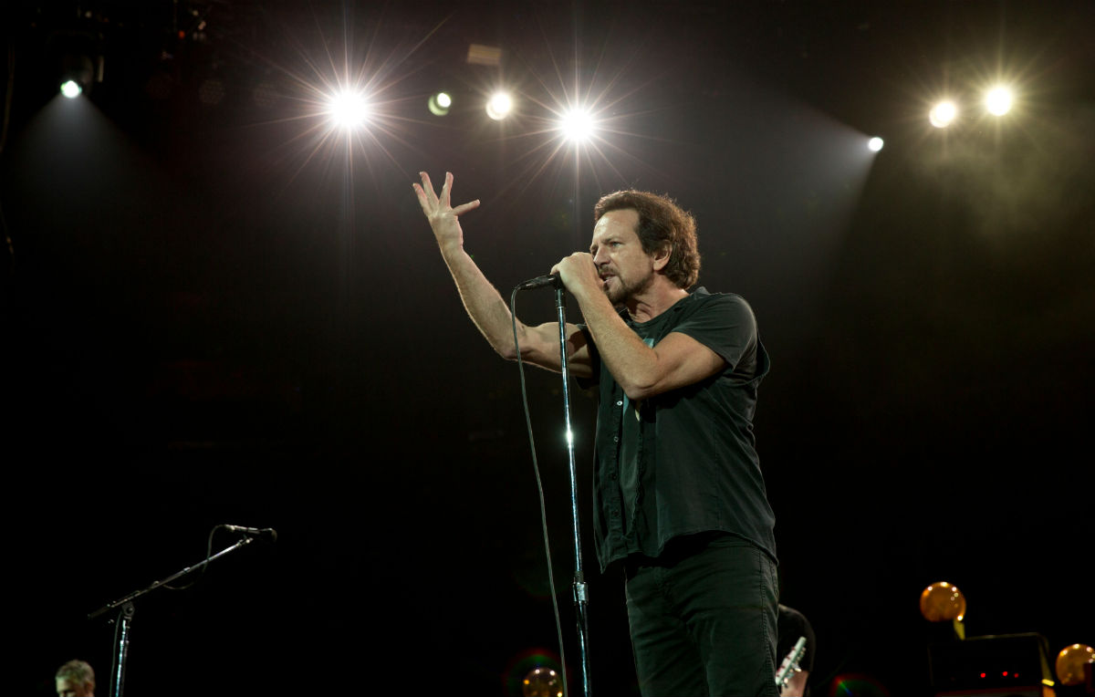 Eddie Vedder sale sul palco con Will Ferrell e Chad Smith per cantare “Personal Jesus”