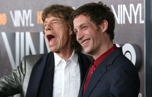 Mick e James Jagger, padre e figlio, durante la premiere di "Vinyl" a New York. Il giovane attore era uno dei protagonisti della serie HBO. Foto IPA.