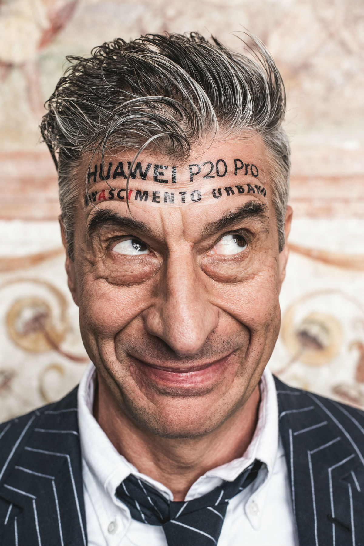 Maurizio Cattelan per Huawei P20 - Foto stampa